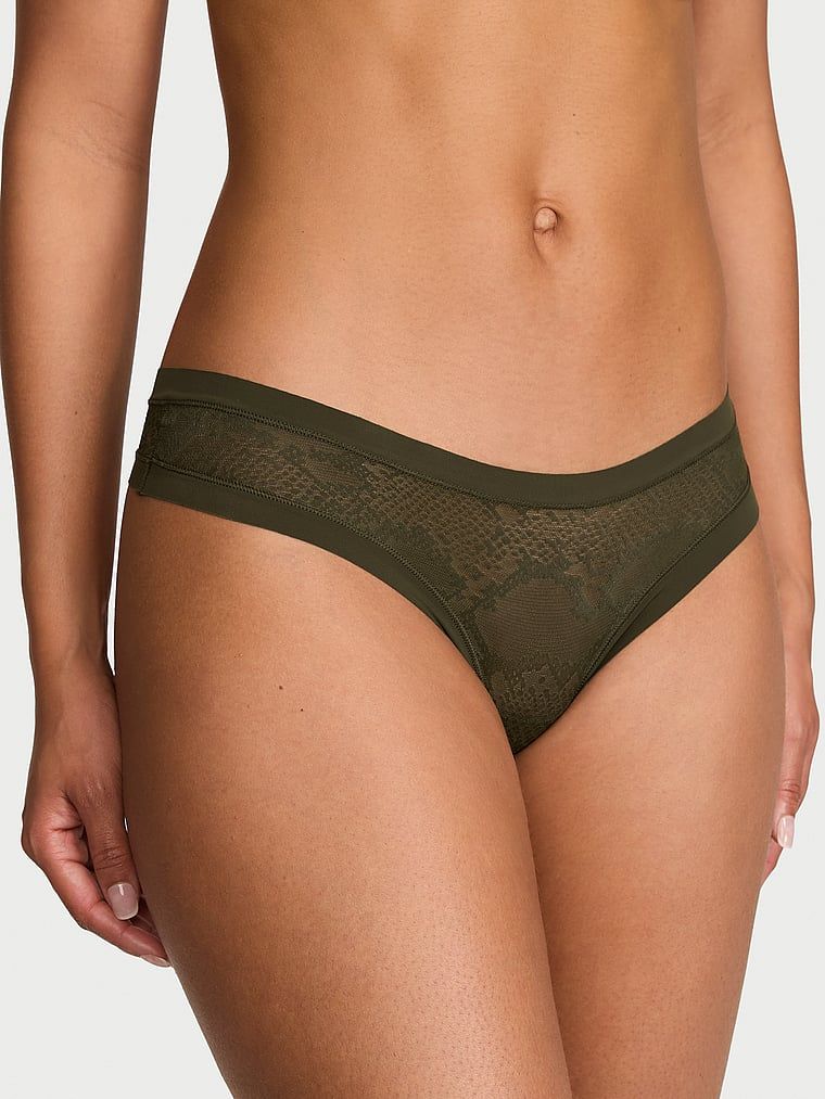 Síťované tanga s hadem bez záběrů. Produkt je zelené barvy a pochází z kolekce No-Show.