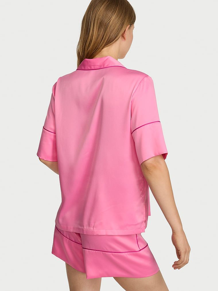 Satěnové pyžamo s podpisovými kraťasy. Produkt je růžové barvy a pochází z kolekce Victoria's Secret.