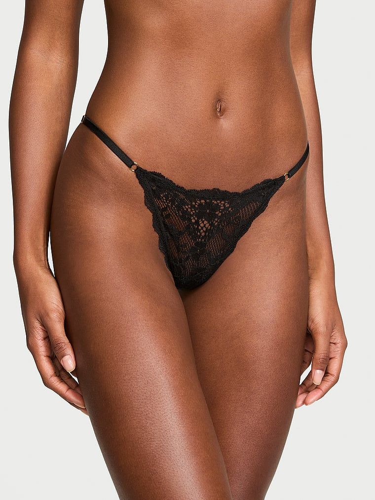 Krajková tanga s nastavitelnými řemínky Lace V-String. Produkt je černý a pochází z kolekce Dream Angels.