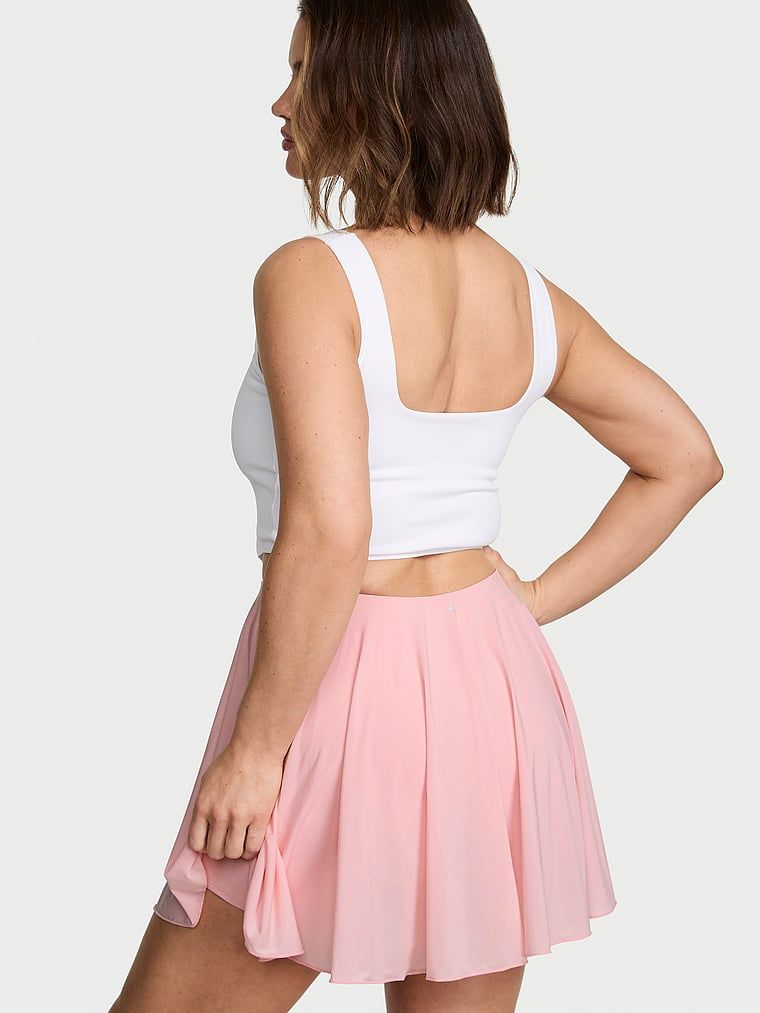Sportovní tenisová sukně s VSX Elevate Sheer Radiance šortkami. Produkt je růžové barvy a pochází z kolekce VSX.