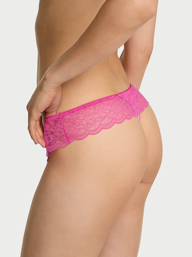 Satónová tanga s volánkem Tease. Produkt je růžové barvy a pochází z kolekce Victoria's Secret.