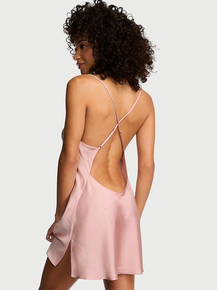 Satěnová noční košile s tenkými ramínky odhalujícími zadní otevřenou skluzavku. Produkt je zlaté barvy a pochází z kolekce Victoria's Secret.