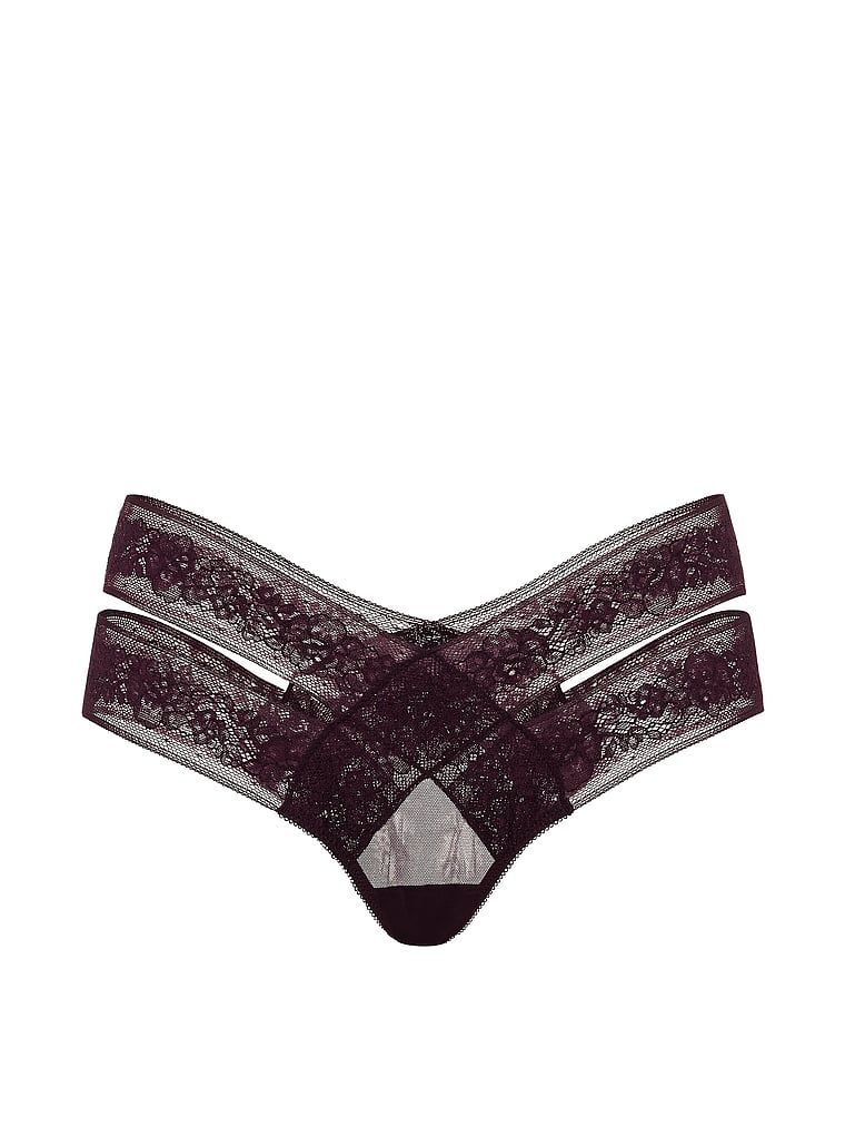 Kalhotky s výřezem a krajkou Strappy Cut-Out. Produkt je fialové barvy a pochází z kolekce Very Sexy.