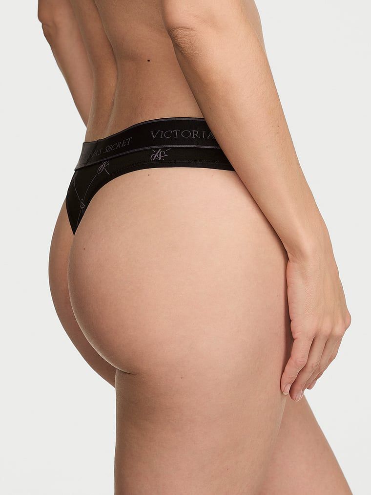 Bavlněné tanga s logem v pase. Produkt je vzorovaný a pochází z kolekce Cotton.