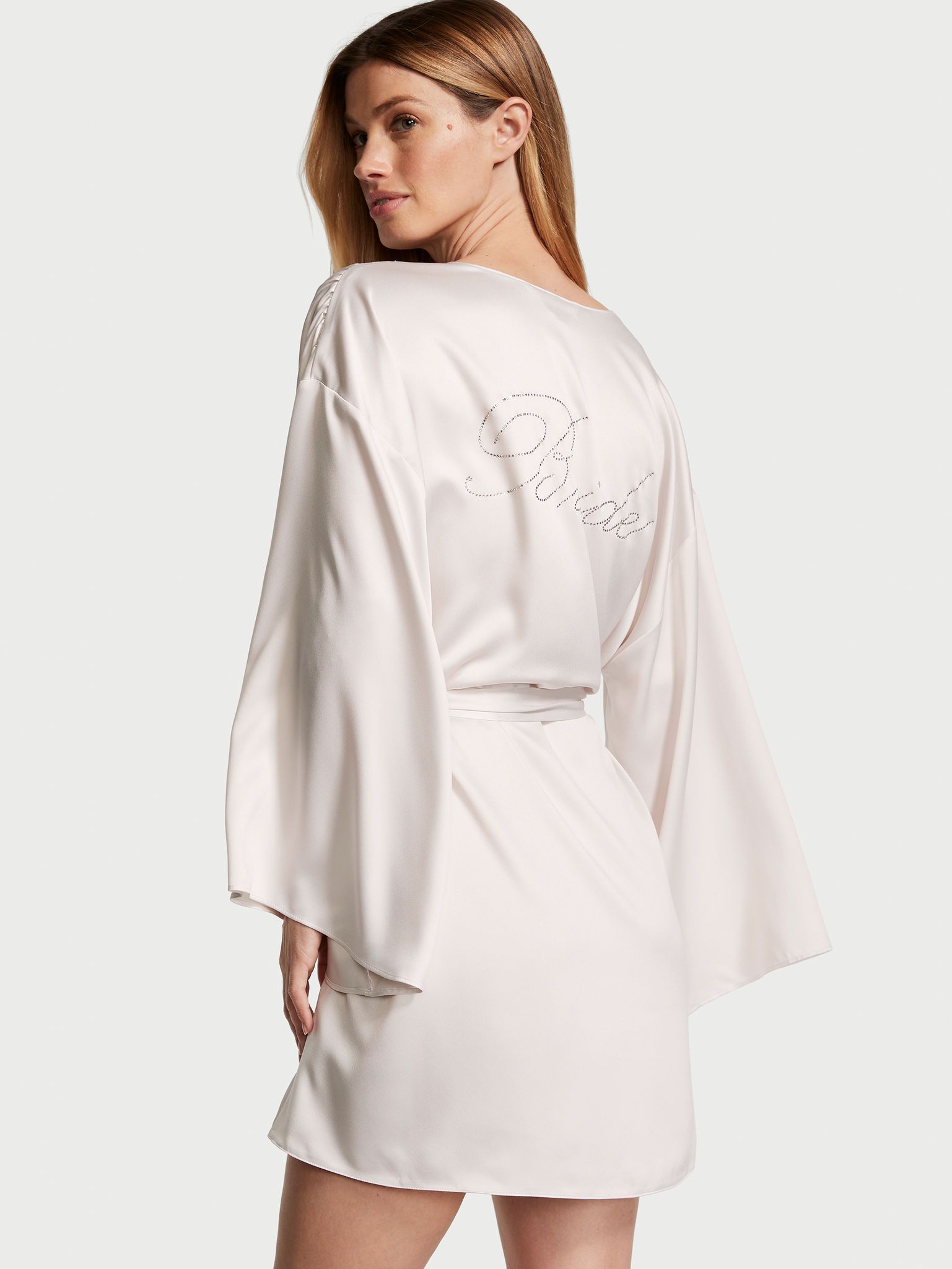 Župan pro nevěstu s nápisem Nevěsta. Produkt je bílý a pochází z kolekce Victoria's Secret.