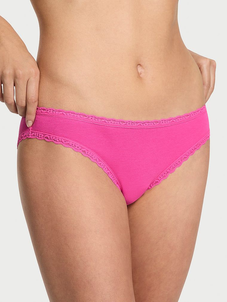 Bavlněné kalhotky s krajkou v bikinách s krajkovým lemem. Produkt je růžový a pochází z kolekce Lacie.