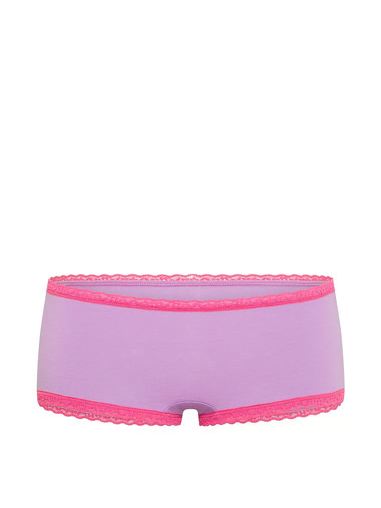 Bavlněné kraťasy s krajkou na okrajích, krajkové šortky s lemováním Boyshort. Produkt je fialové barvy a pochází z kolekce Lace Trim.