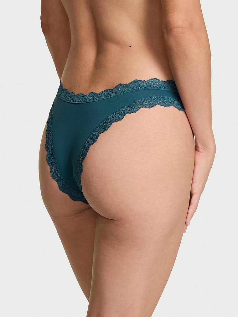 Brazilské kalhotky s krajkou Lace Trim Brazilian. Produkt má modrou barvu a pochází z kolekce Dream Angels.