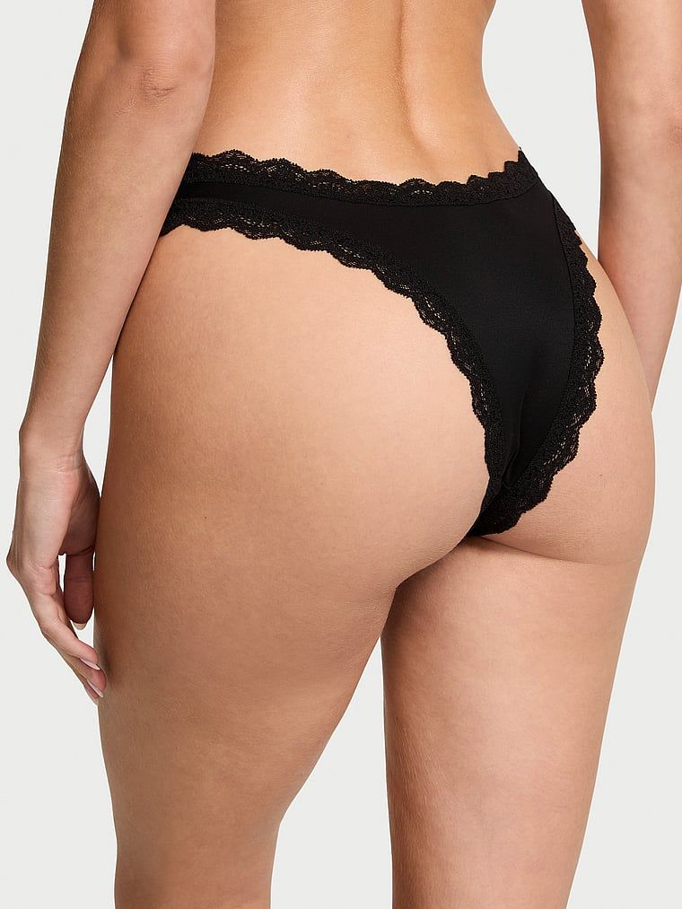 Brazilské kalhotky s krajkou Lace Trim Brazilian. Produkt je černý a pochází z kolekce Dream Angels.