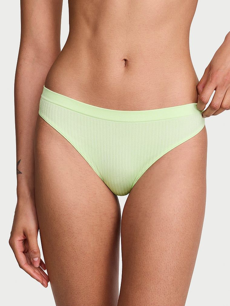 Tanga bez švu na průsvitném žebru. Produkt je zelené barvy a pochází z kolekce Seamless.