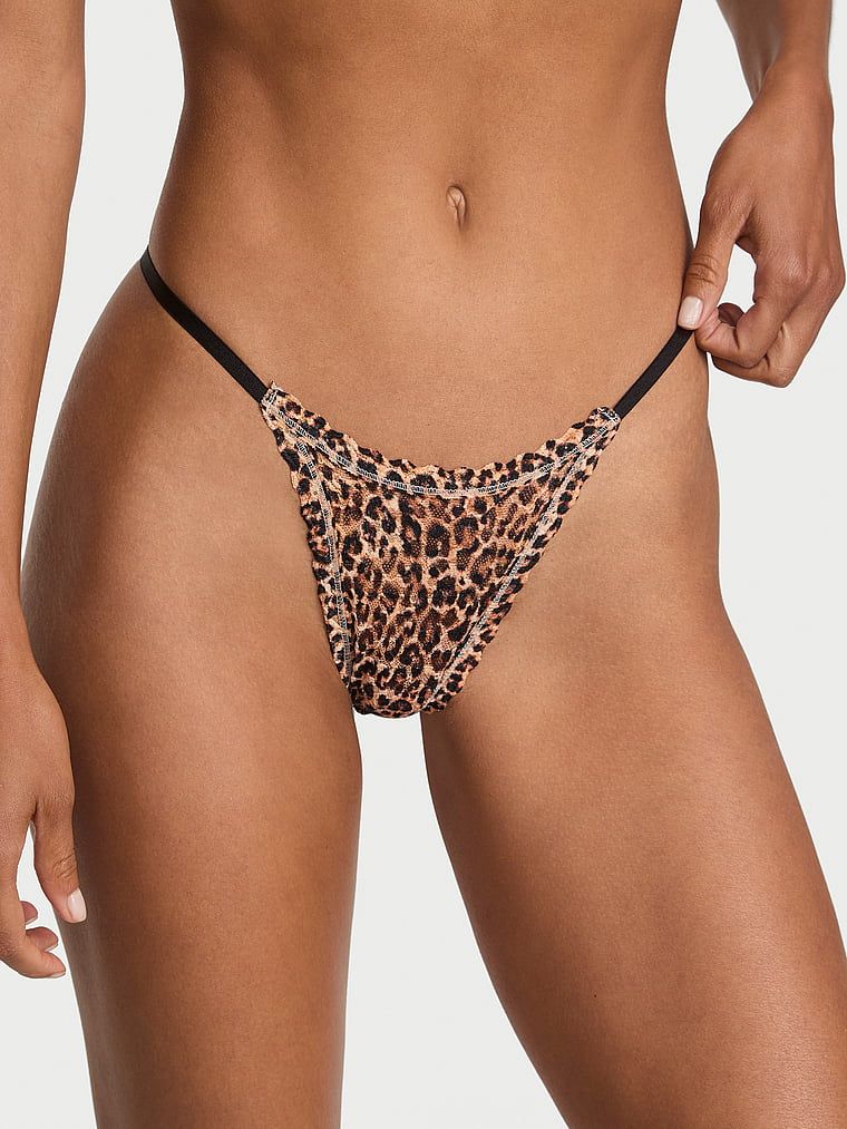 Tanga z rozkvetlé krajky. Produkt má vzor se zvířecím motivem a pochází z kolekce Lacie.