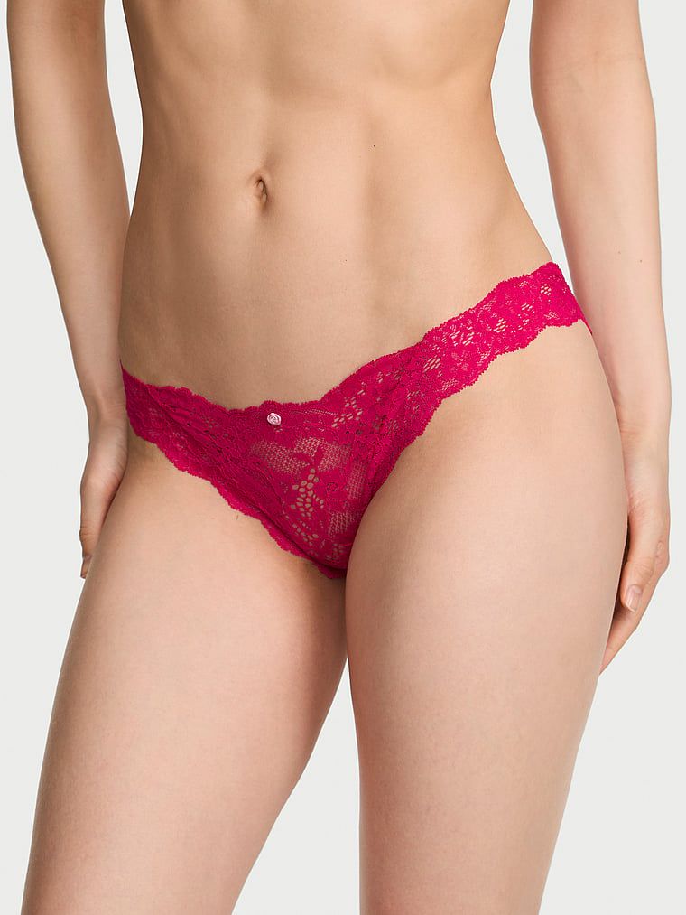 Krajkové bikini kalhotky. Produkt je růžové barvy a pochází z kolekce Dream Angels.