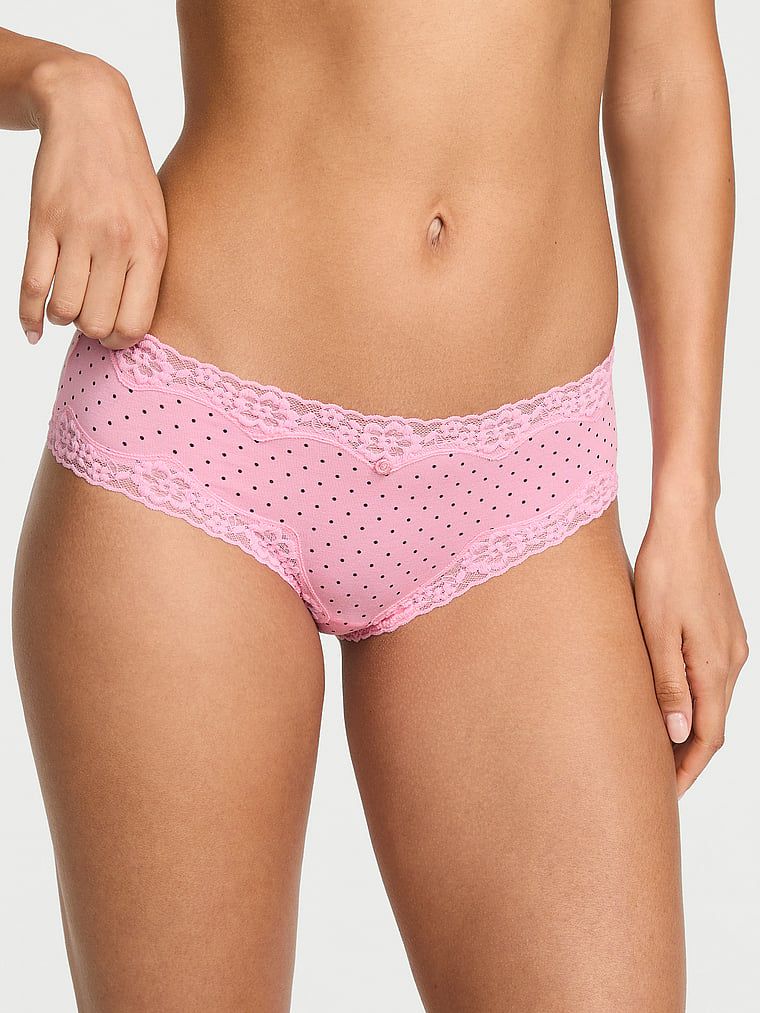 Bavlněné kalhotky s krajkou na okrajích Lace-Waist Cheeky. Produkt má vzorovanou barvu a pochází z kolekce Lace Trim.