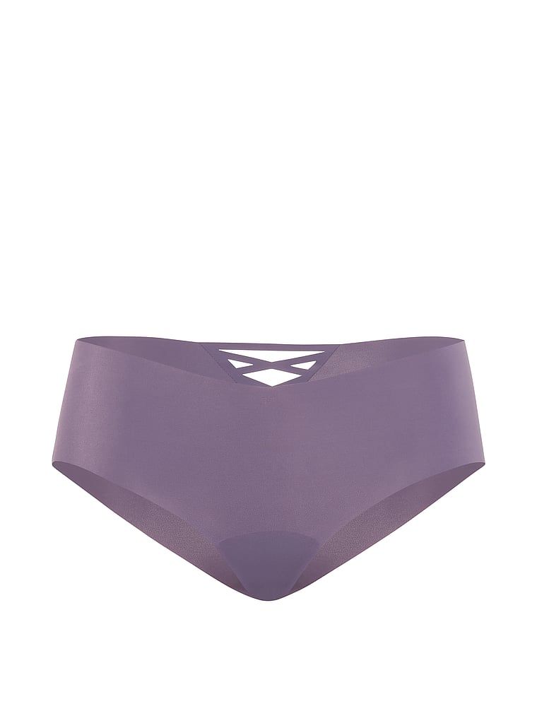 Bezšvové kalhotky s ramínky vzadu No-Show Strappy Cheeky. Produkt je fialové barvy a pochází z kolekce No-Show.