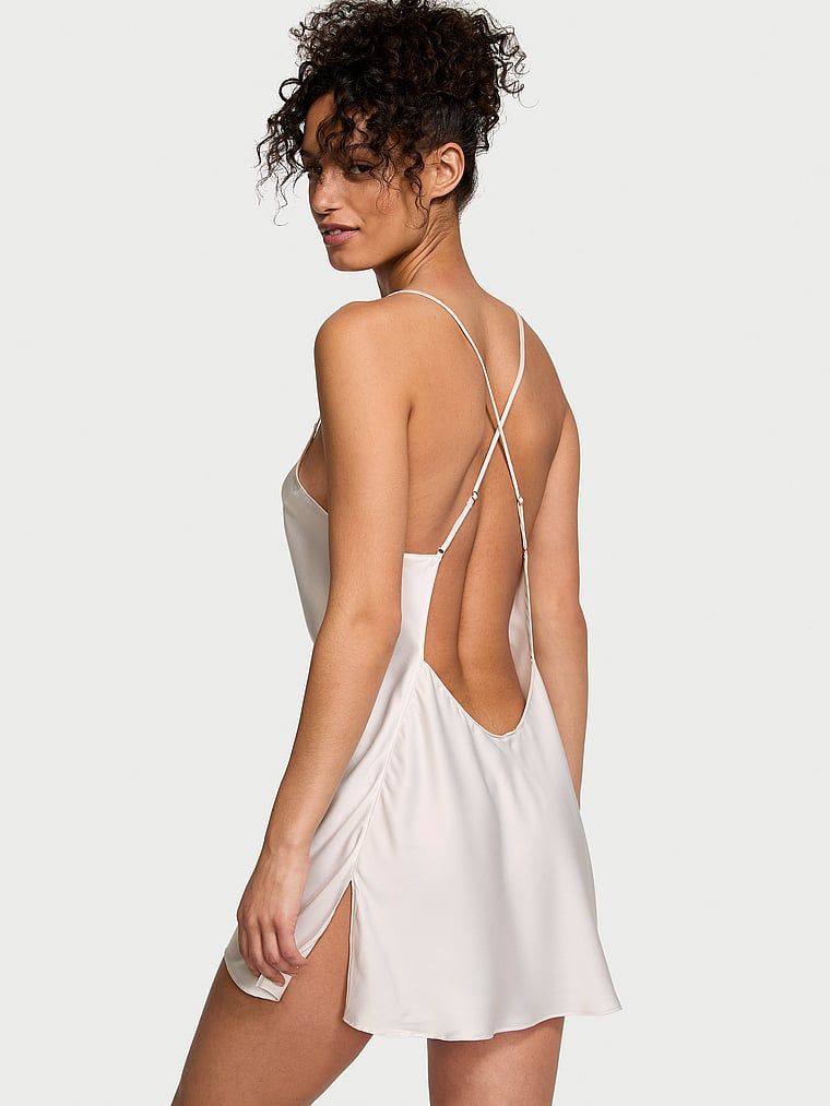 Saténová noční košile s tenkými ramínky odhalujícími zadní část s otevřenými zády. Produkt je bílý a pochází z kolekce Victoria's Secret.