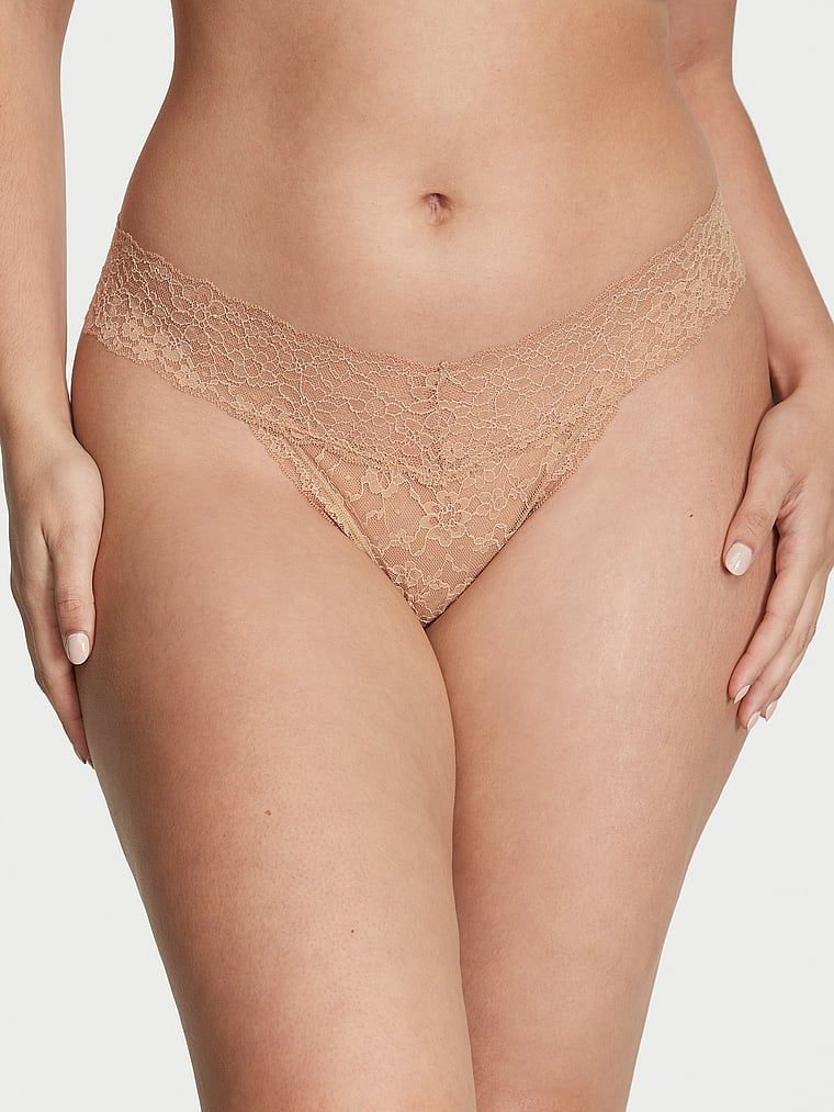 Tanga s krajkou Lace. Produkt je béžový a pochází z kolekce Lacie.