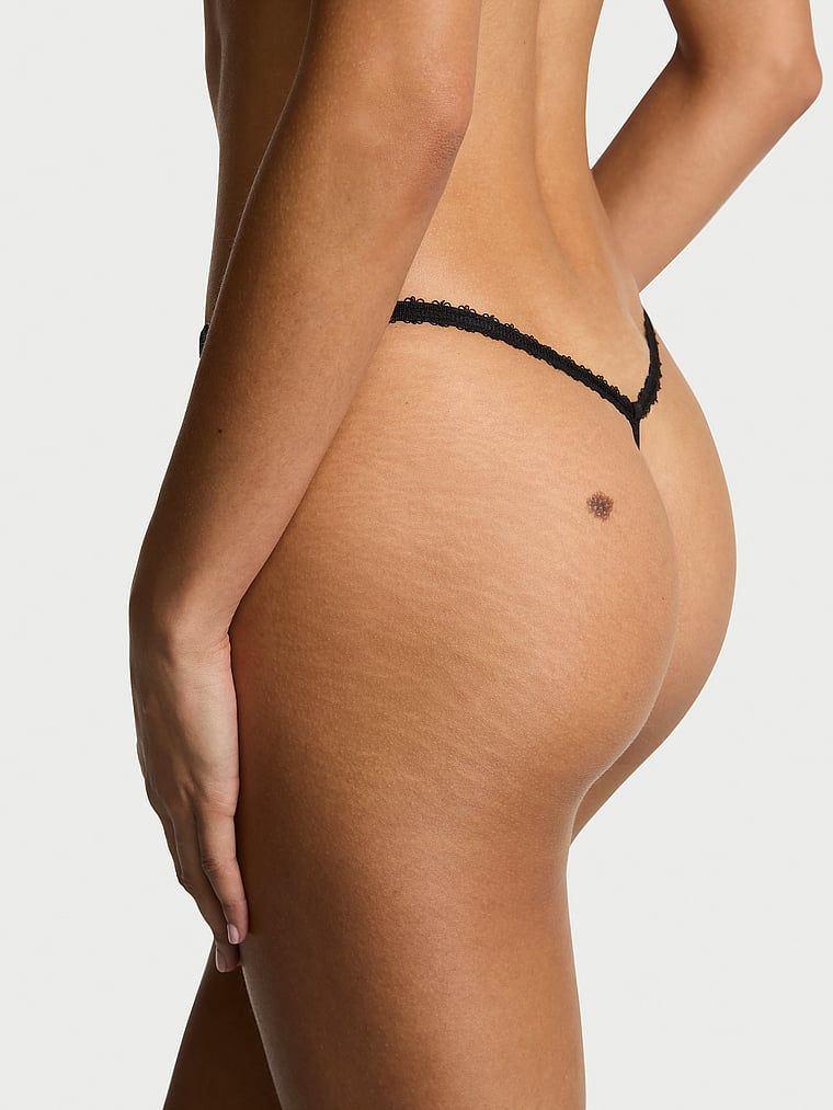 Tanga bez stepu Lákadlo s ramínky. Produkt je vzorovaný a pochází z kolekce Very Sexy.