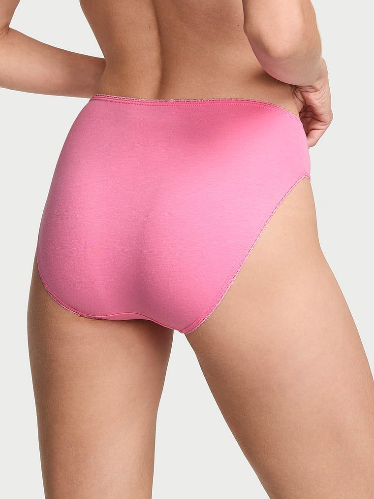 Bavlněné kalhotky s vložkami na krajku. Produkt je růžové barvy a pochází z kolekce Victoria's Secret.