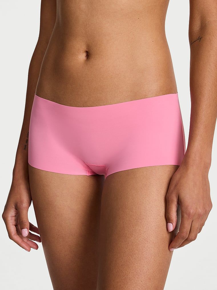 Bezšvové kraťasy s ramínky vzadu No-Show Strappy Boyshorts. Produkt je růžové barvy a pochází z kolekce No-Show.