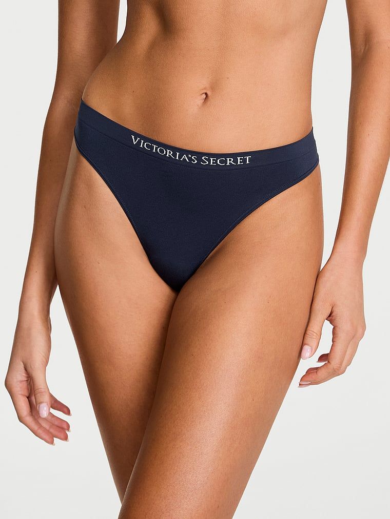 Bezešvé tanga. Produkt je modré barvy a pochází z kolekce Seamless.