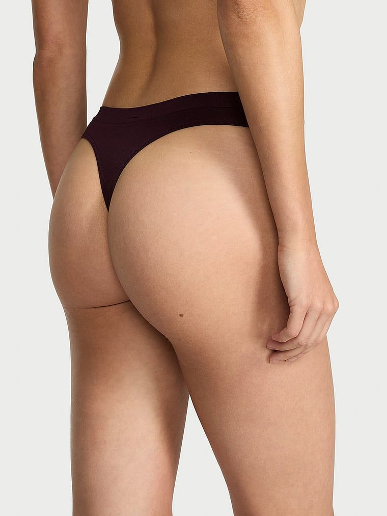 Bezešvá tanga. Produkt má fialovou barvu a pochází z kolekce Bezešvé.