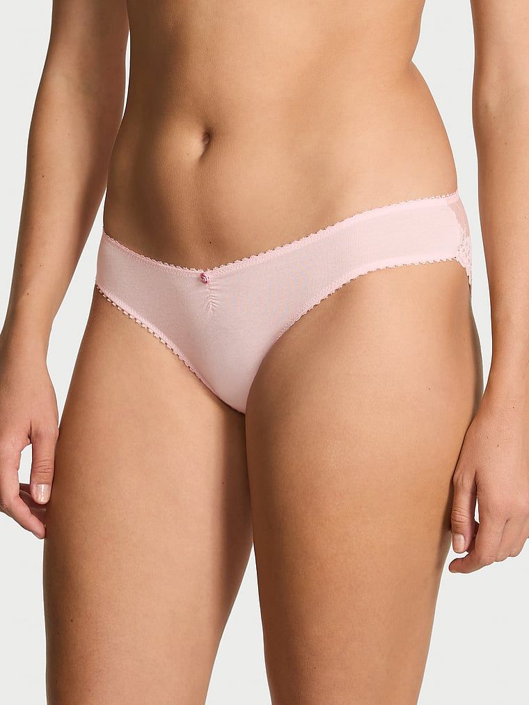Bavlněné kalhotky s síťkou na zadní straně bikin Heart Lace. Produkt je růžové barvy a pochází z kolekce Victoria's Secret.