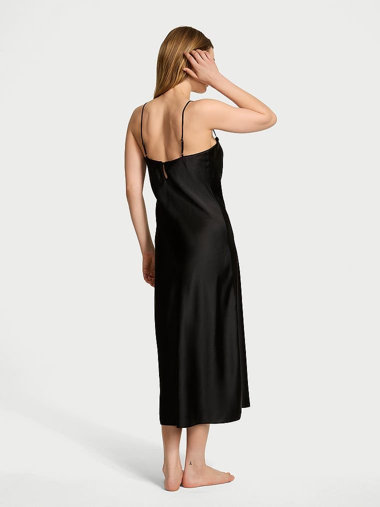 Dlouhé saténové maxi šaty Luxe. Produkt je černý a pochází z kolekce Victoria's Secret.