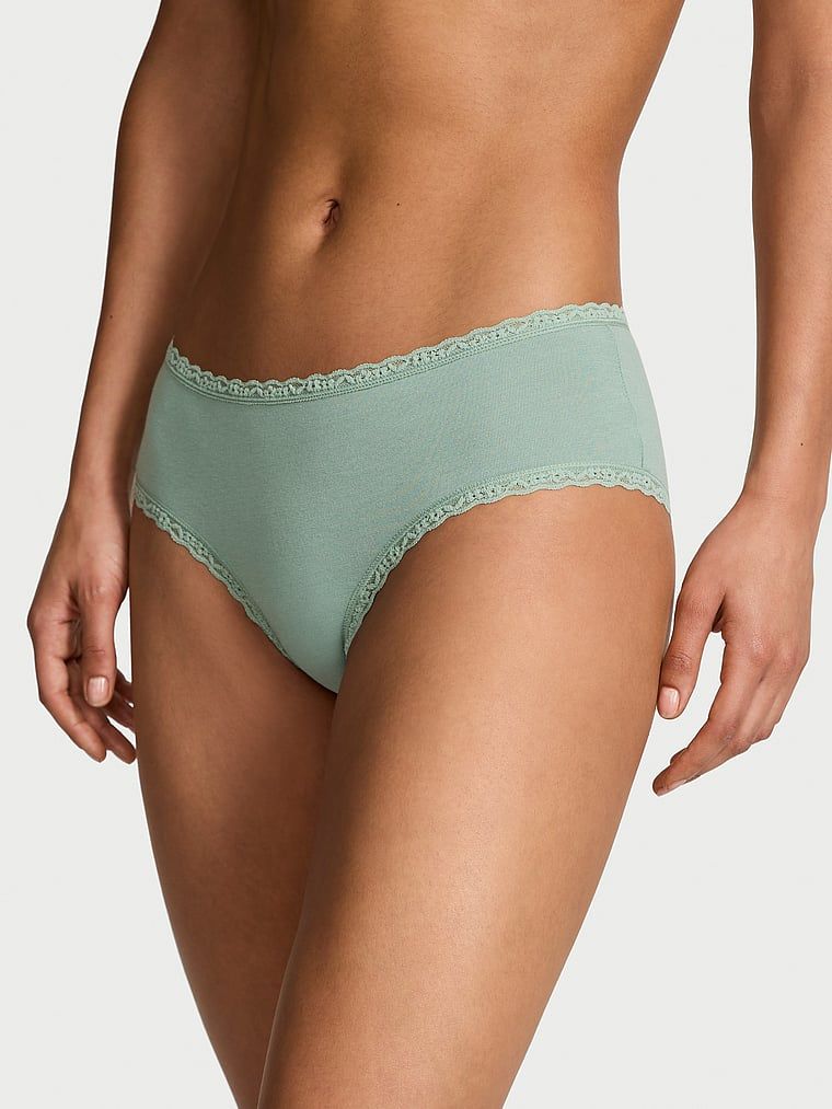 Bavlněné kalhotky s krajkou na okrajích Lace-Waist Cheeky. Produkt je zelený a pochází z kolekce Lacie.
