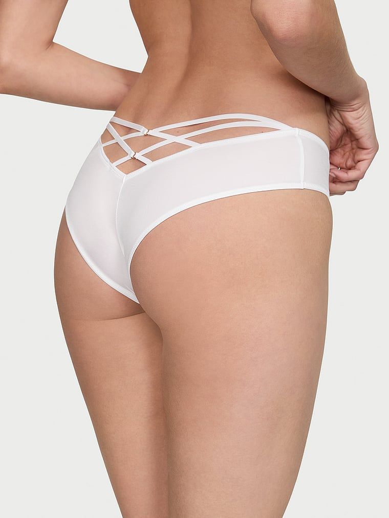 Kalhotky s ramínky vzadu a vysoko střiženými nohavicemi Strappy-Back Cheeky. Produkt je bílý a pochází z kolekce Very Sexy.