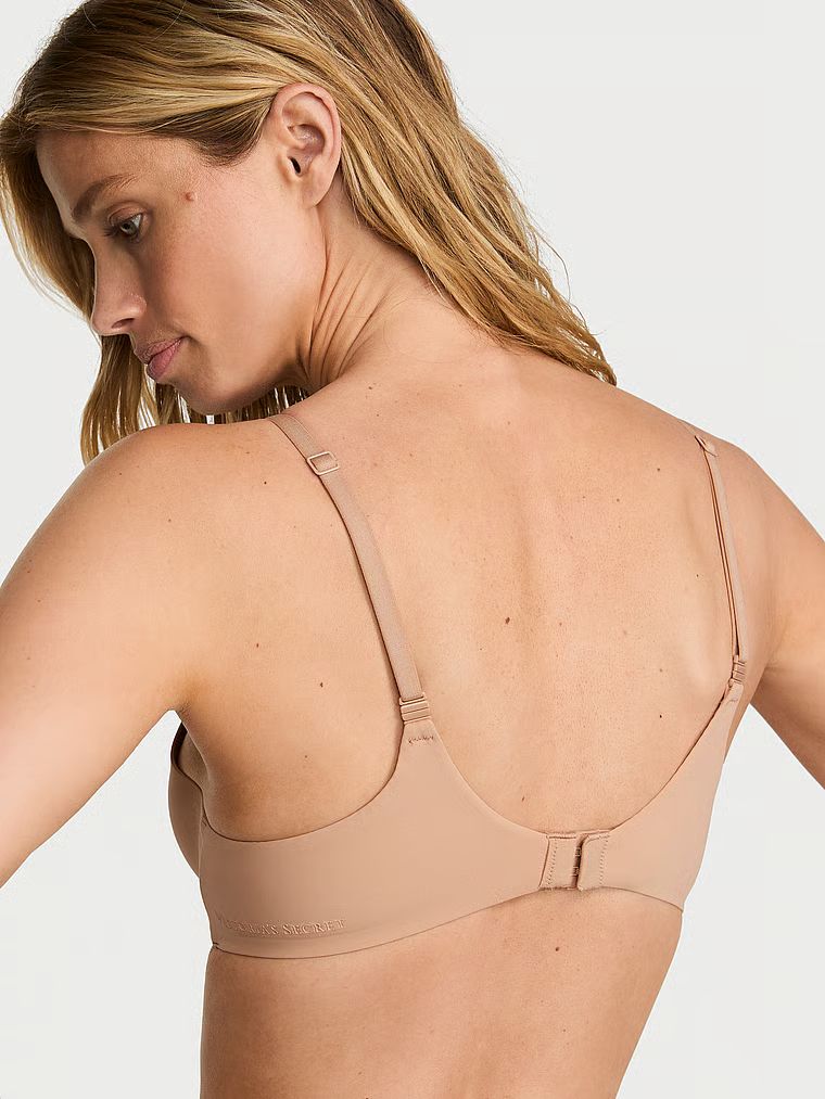 Podprsenka je mírně vycpaná balconetou FlexFactor. Produkt je béžové barvy a pochází z kolekce Body by Victoria.