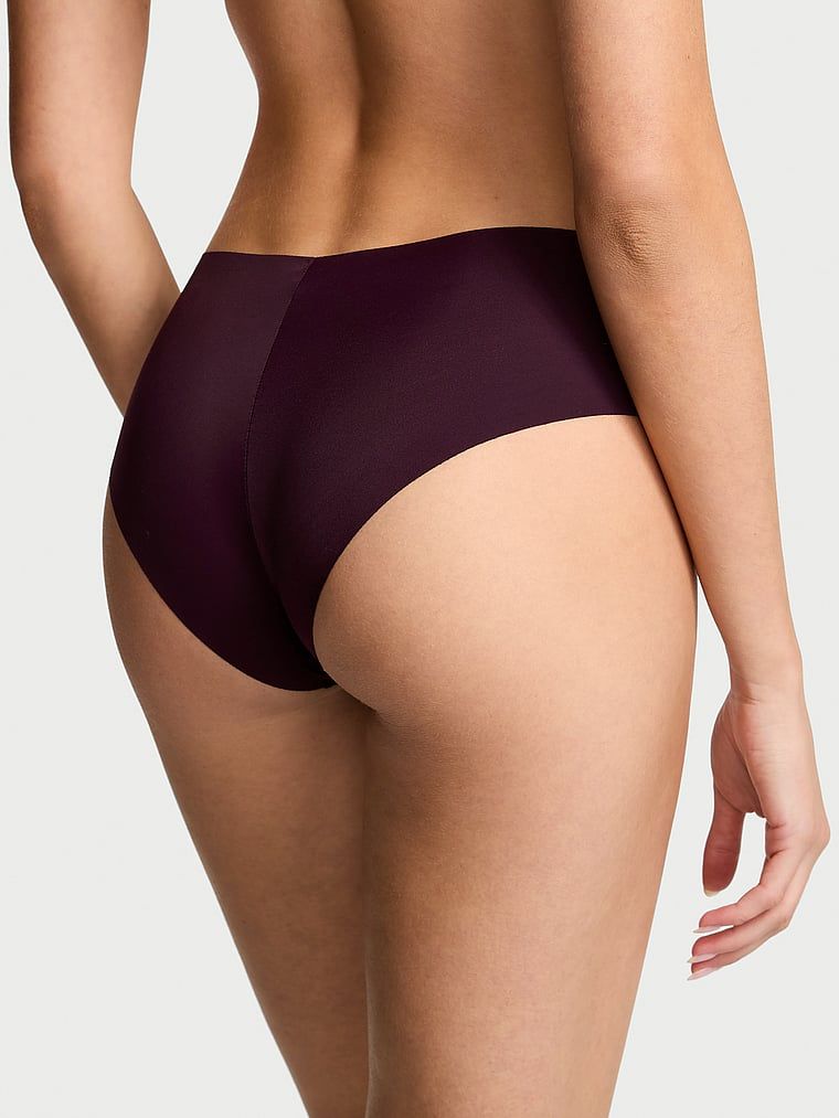 Bezešvé kalhotky No-Show Cheeky. Produkt má fialovou barvu a pochází z kolekce No-Show.