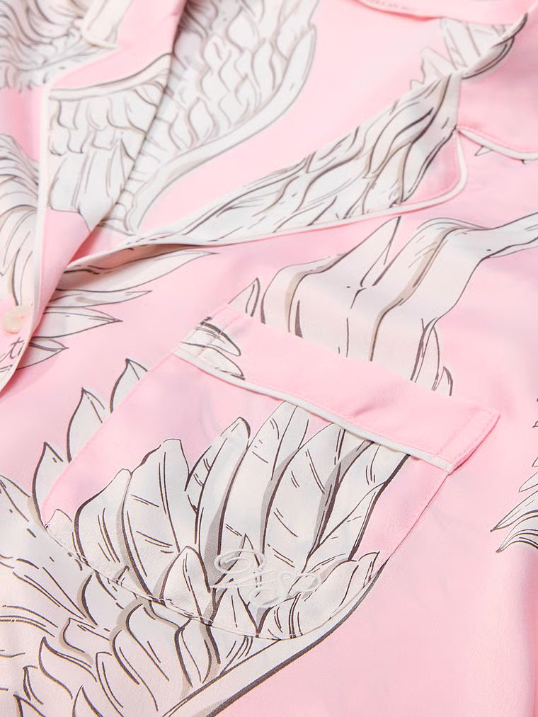 Typické saténové pyžamo s dlouhými rukávy. Produkt má vzorovanou barvu a pochází z kolekce Victoria's Secret.