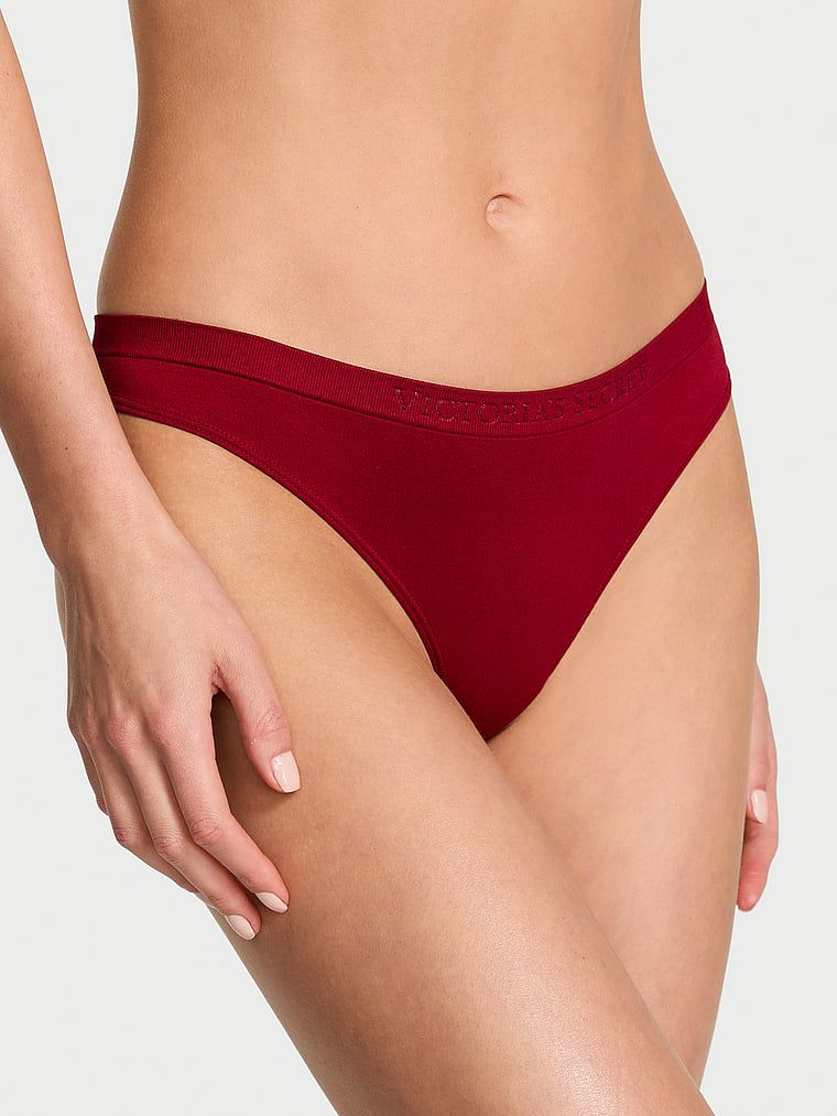 Bezešvá tanga Shine. Produkt má červenou barvu a pochází z kolekce Bezešvé.