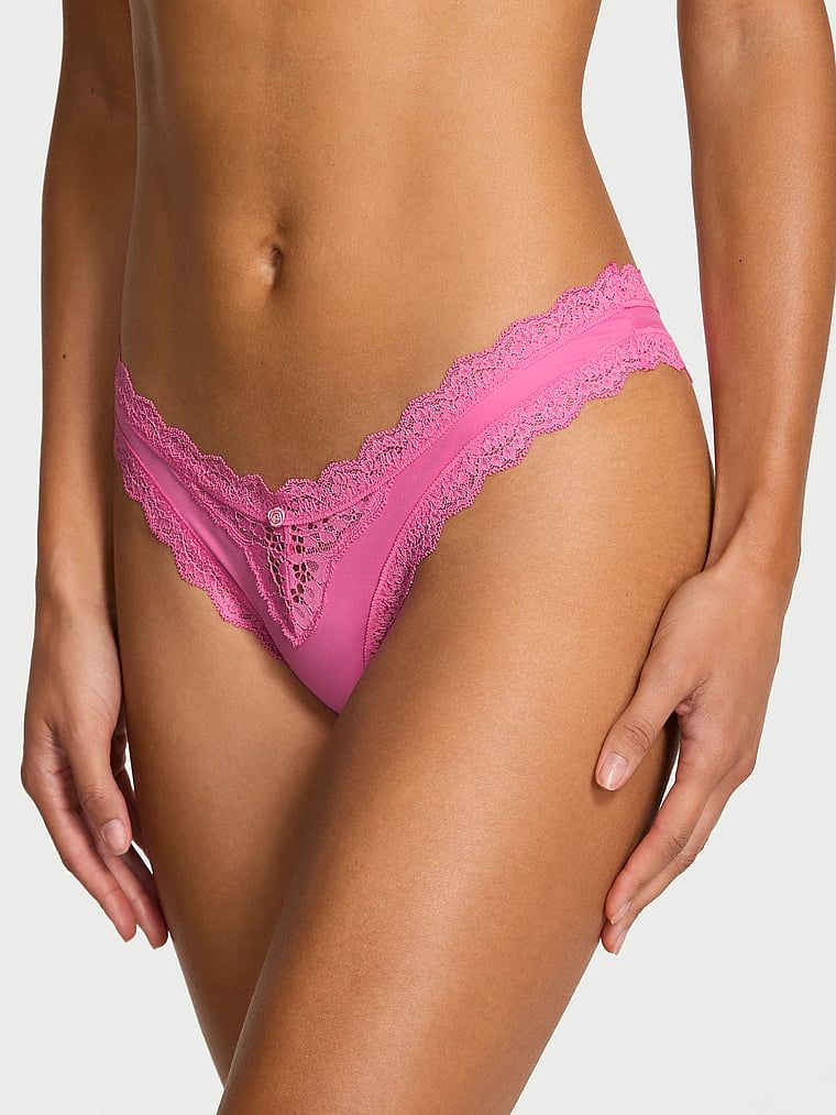 Brazilské kalhotky s krajkou s krajkovým lemem brazilské. Produkt je růžové barvy a pochází z kolekce Dream Angels.
