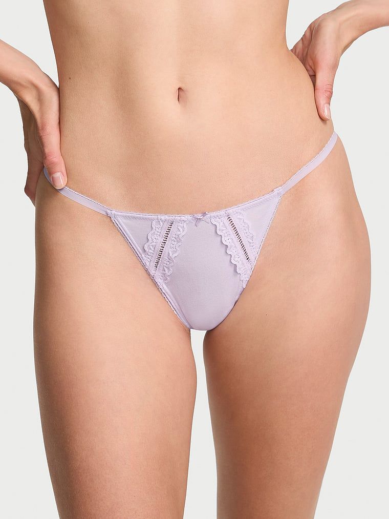 Bavlněné tanga s vložkami na krajku. Produkt je fialové barvy a pochází z kolekce Victoria's Secret.