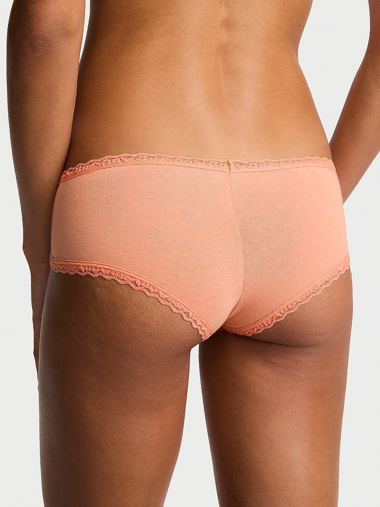 Bavlněné kalhotky s krajkou na okrajích Lace-Waist Cheeky. Produkt je vícebarevný a pochází z kolekce Lace Trim.