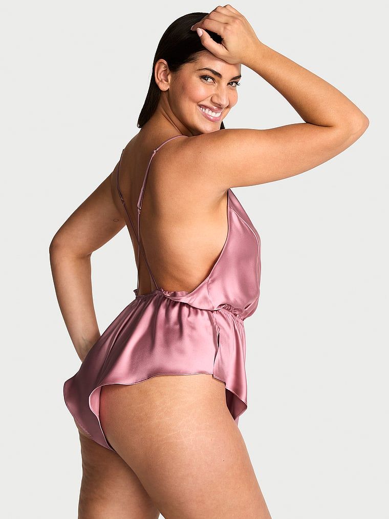 Saténový overal na spaní Flutter Romper. Produkt je růžový a pochází z kolekce Victoria's Secret.