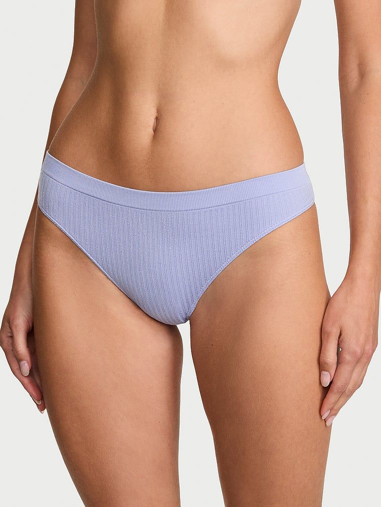 Tanga bez švu na průsvitném žebru. Produkt je fialové barvy a pochází z kolekce Seamless.