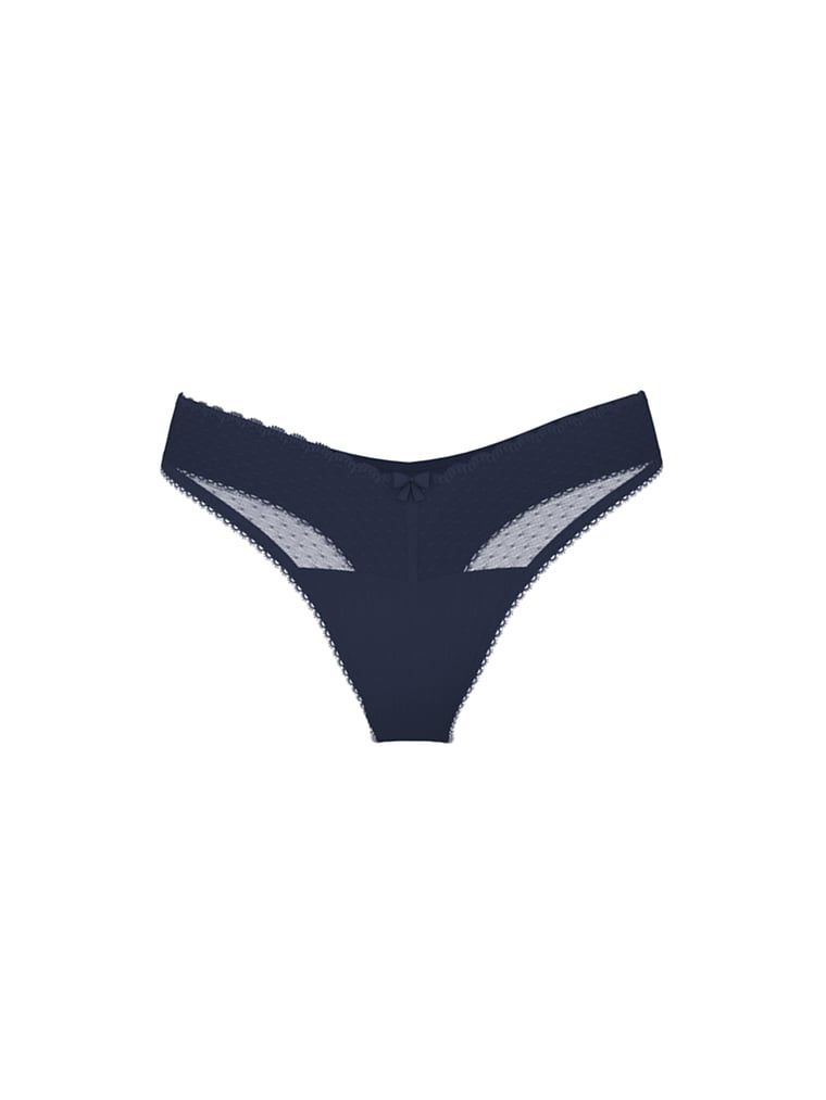 Krajkové tanga s vysokým výstřihem na nohavice. Produkt je modré barvy a pochází z kolekce Victoria's Secret.