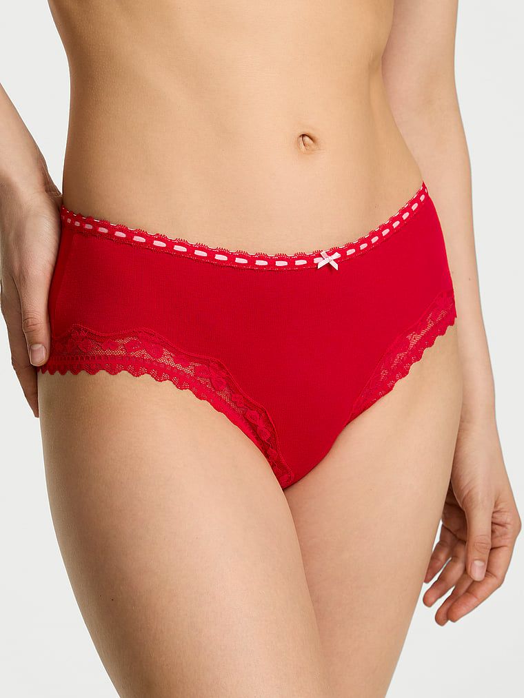 Bavlněné kalhotky s kravatlou krajkou a šikmým lemem. Produkt je červené barvy a pochází z kolekce Lace Trim.