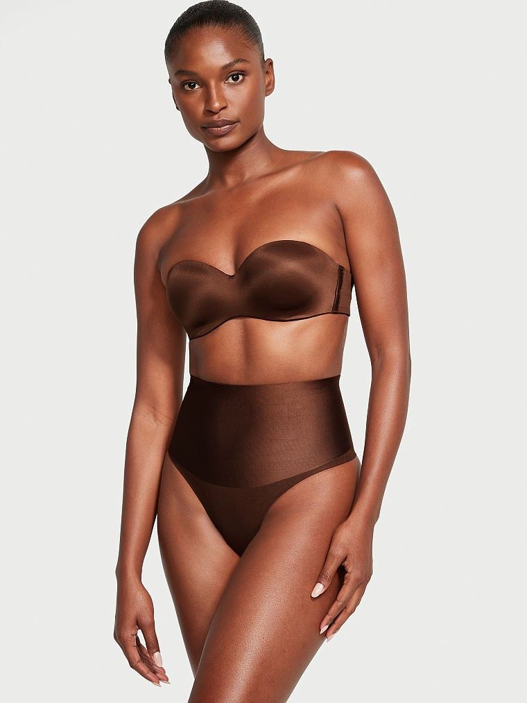 Mírně vyztužená podprsenka bez ramínek. Produkt je hnědý a pochází z kolekce Body by Victoria.