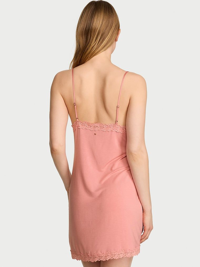 Noční košile vyrobená ze SoSoft modalu. Produkt je růžové barvy a pochází z kolekce Victoria's Secret.
