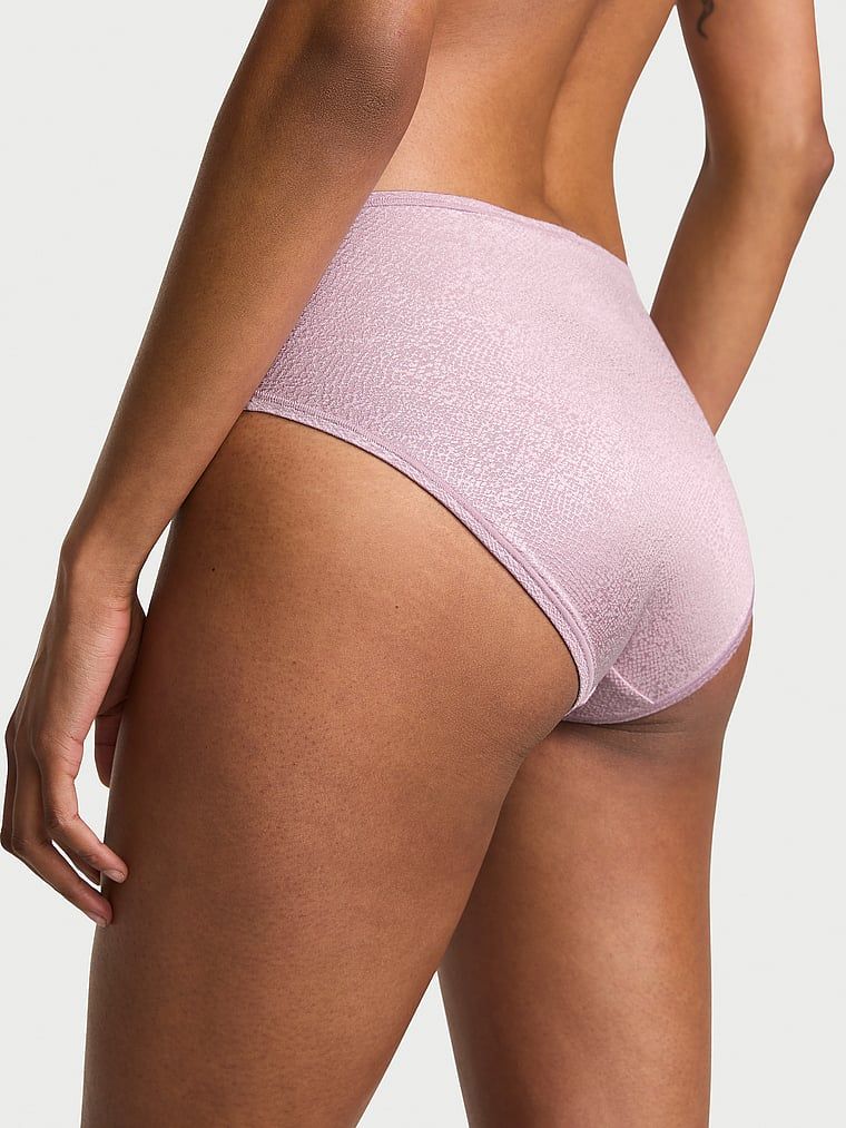 Bikiny kalhotky s neviditelným středním pasem. Produkt je růžové barvy a pochází z kolekce No-Show.