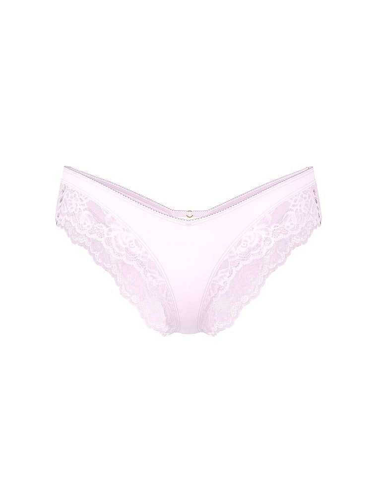 Kalhotky s krajkou na okrajích a vysoko střiženými nohavicemi Lace-Trim Cheeky. Produkt je fialový a pochází z kolekce Very Sexy.