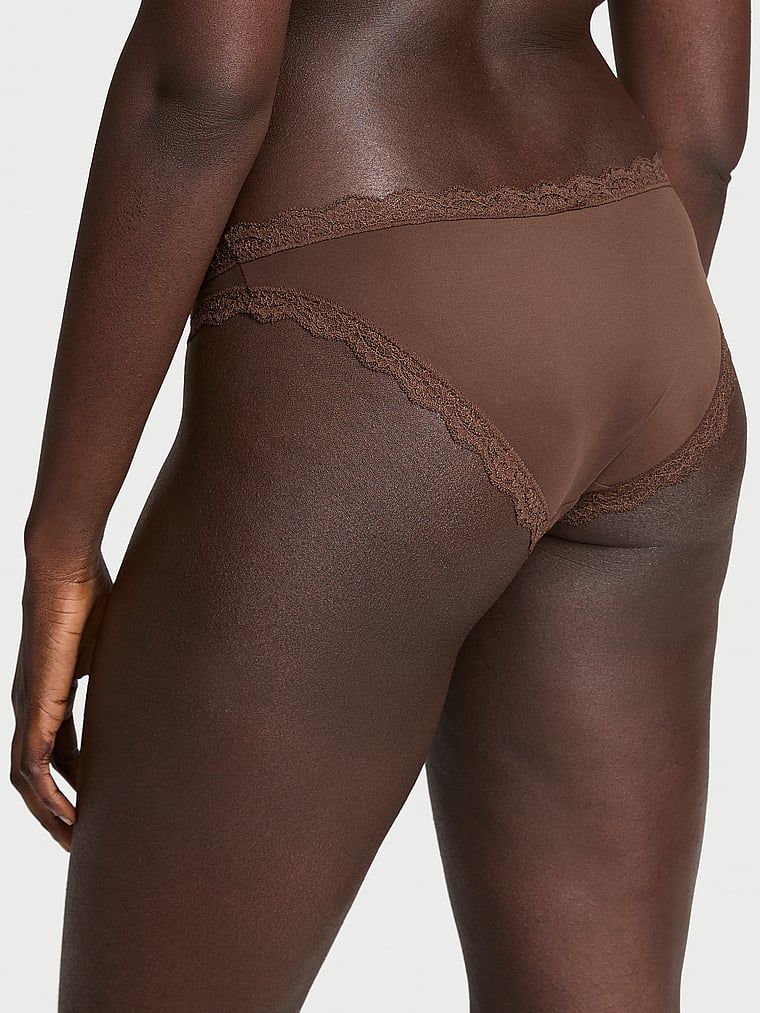 Kalhotky s krajkou na okrajích bikin s krajkovým lemem. Výrobek je hnědý a pochází z kolekce Dream Angels.