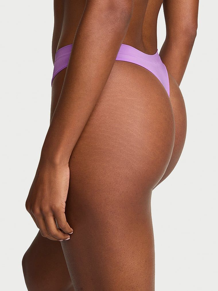 Bezešvé tanga. Produkt je fialové barvy a pochází z kolekce Seamless.