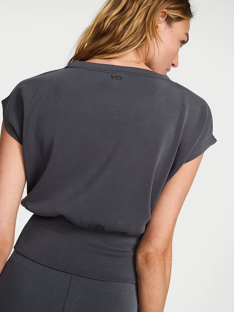 Krátký rukáv Featherweight Knit. Produkt je černý a pochází z kolekce VSX.