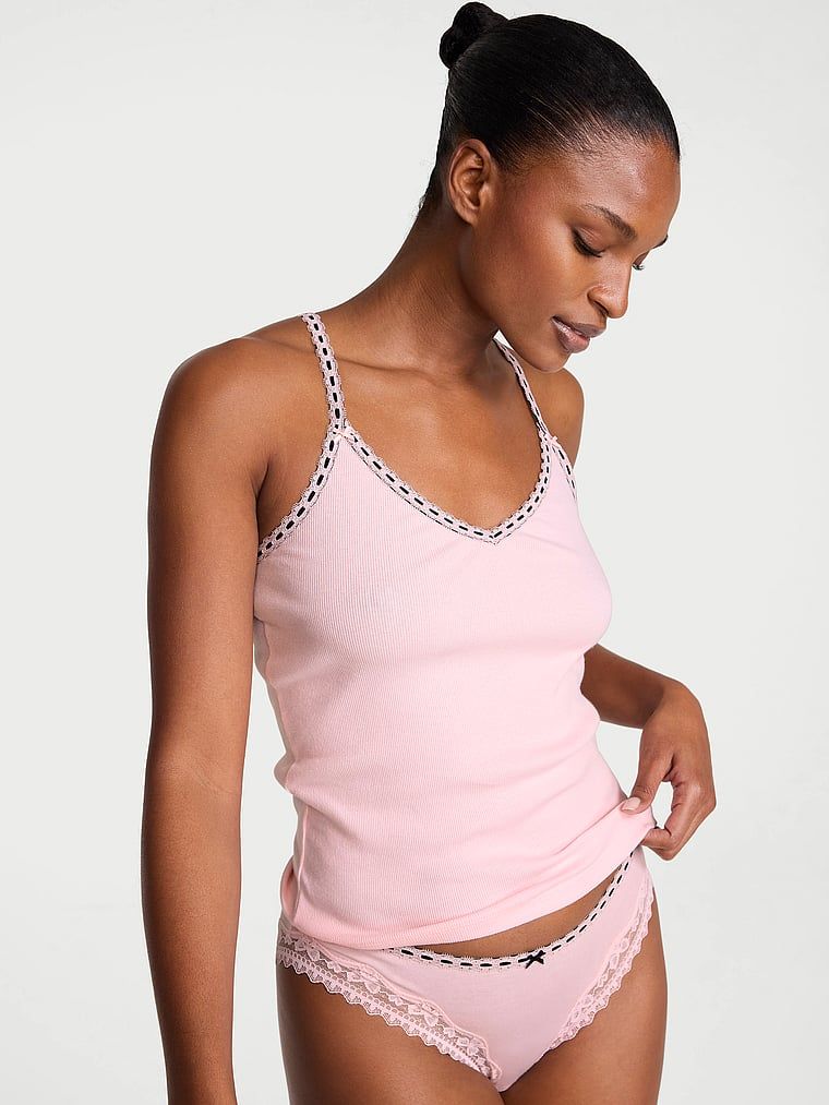 Koketní bavlněný spací top s žebrováním na clemér. Produkt je růžové barvy a pochází z kolekce Victoria's Secret.