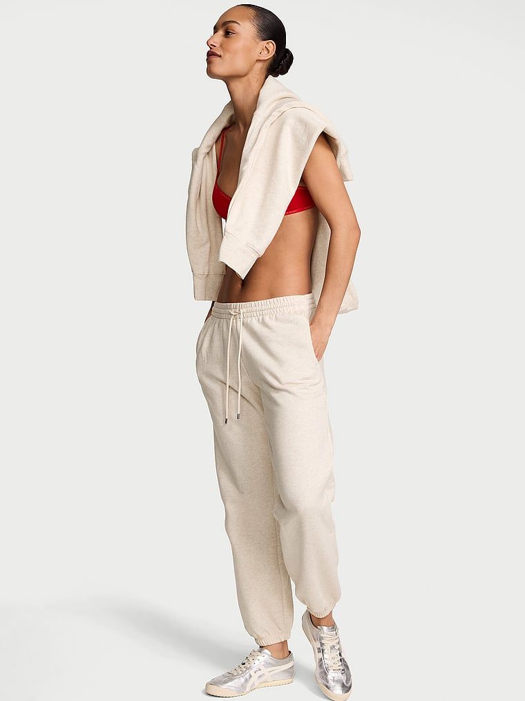 Tepláky mimo službu. Produkt je béžové barvy a pochází z kolekce Angel Essentials.