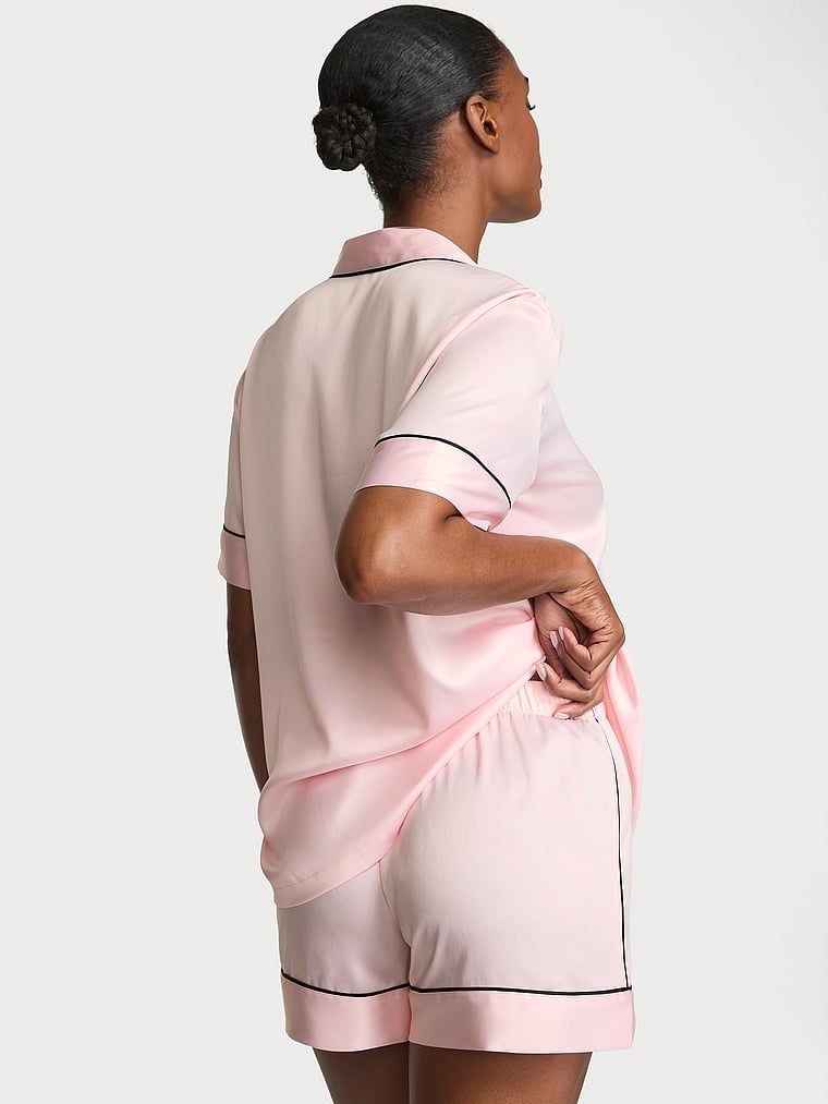 Pyžamo z lesklého saténu s glazovanými saténovými šortkami. Produkt je růžový a pochází z kolekce Victoria's Secret.